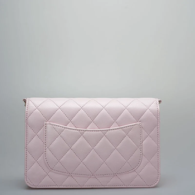Chanel Baby Pink Wallet on Chain (WOC) aus gestepptem Lammleder mit Perlenkette – Goldbeschläge