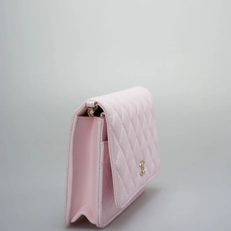 Chanel Baby Pink Wallet on Chain (WOC) aus gestepptem Lammleder mit Perlenkette – Goldbeschläge