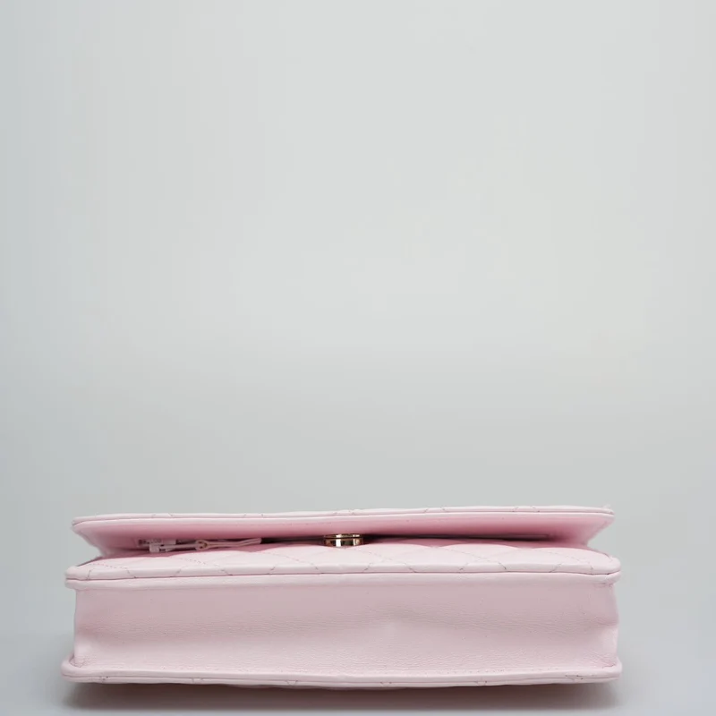 Chanel Baby Pink Wallet on Chain (WOC) aus gestepptem Lammleder mit Perlenkette – Goldbeschläge