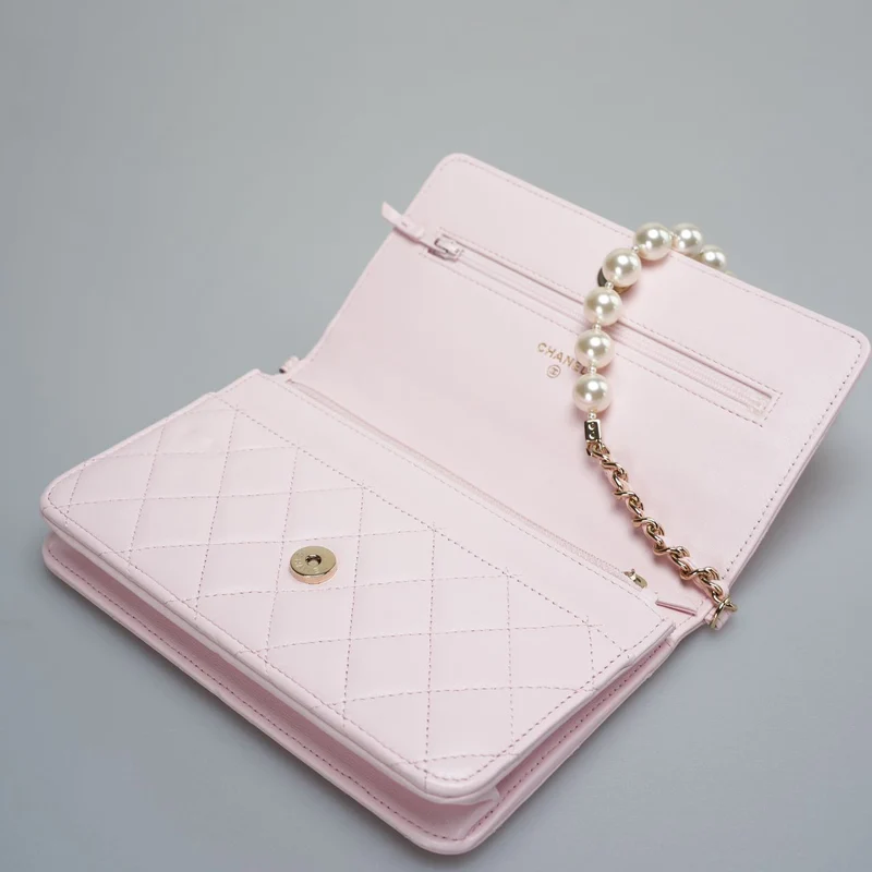 Chanel Baby Pink Wallet on Chain (WOC) aus gestepptem Lammleder mit Perlenkette – Goldbeschläge