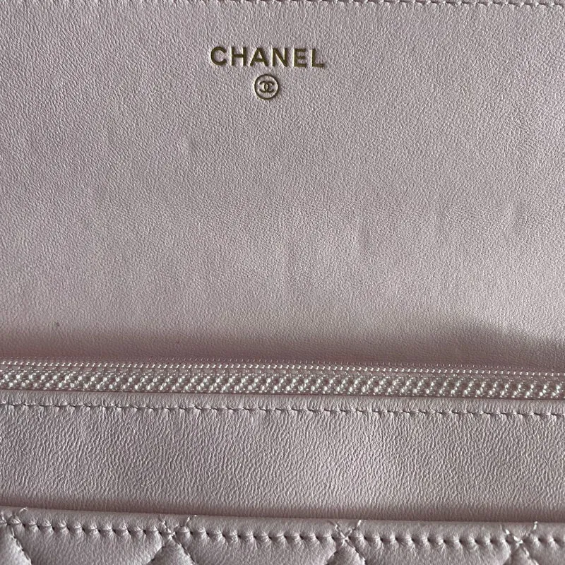Chanel Baby Pink Wallet on Chain (WOC) aus gestepptem Lammleder mit Perlenkette – Goldbeschläge