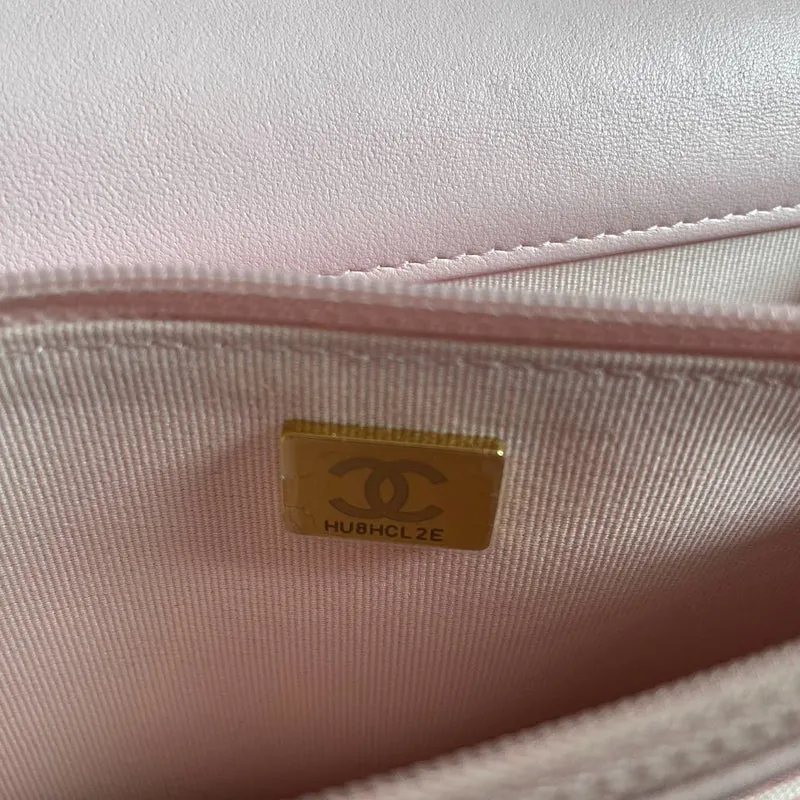 Chanel Baby Pink Wallet on Chain (WOC) aus gestepptem Lammleder mit Perlenkette – Goldbeschläge