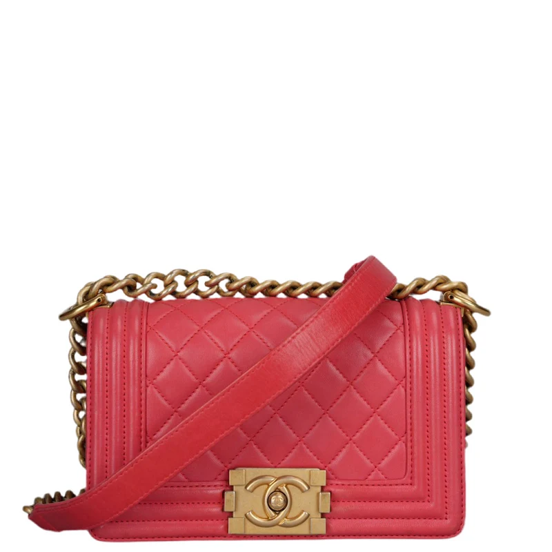 Chanel – Kleine Boy-Flap-Tasche aus gestepptem Lammleder in Pink mit goldenen Beschlägen
