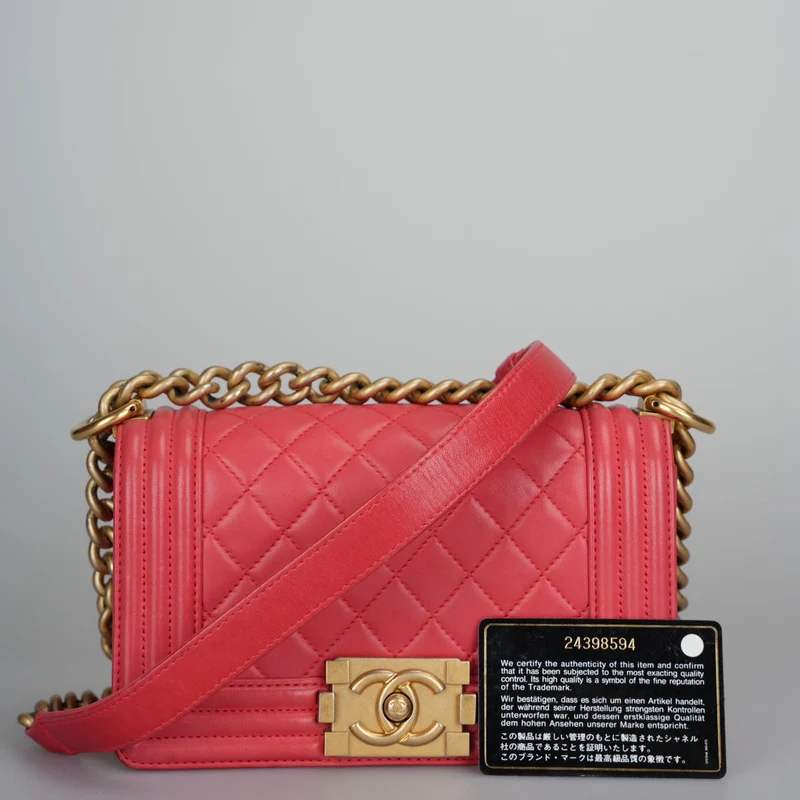 Chanel – Kleine Boy-Flap-Tasche aus gestepptem Lammleder in Pink mit goldenen Beschlägen