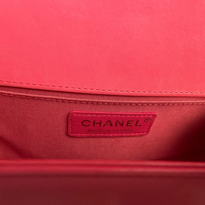 Chanel – Kleine Boy-Flap-Tasche aus gestepptem Lammleder in Pink mit goldenen Beschlägen