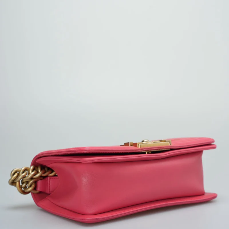 Chanel – Kleine Boy-Flap-Tasche aus gestepptem Lammleder in Pink mit goldenen Beschlägen