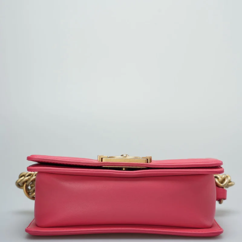 Chanel – Kleine Boy-Flap-Tasche aus gestepptem Lammleder in Pink mit goldenen Beschlägen