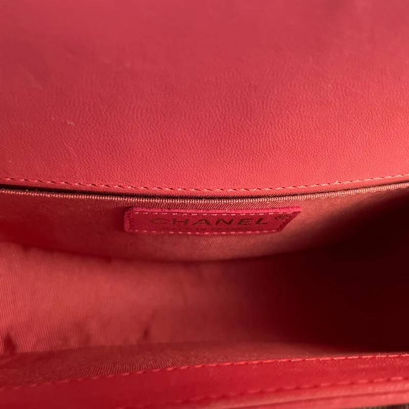 Chanel – Kleine Boy-Flap-Tasche aus gestepptem Lammleder in Pink mit goldenen Beschlägen