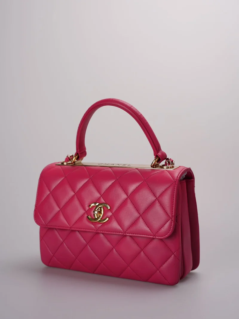 Chanel – Kleine, trendige CC-Tasche aus pinkfarbenem Lammleder mit goldenen Beschlägen