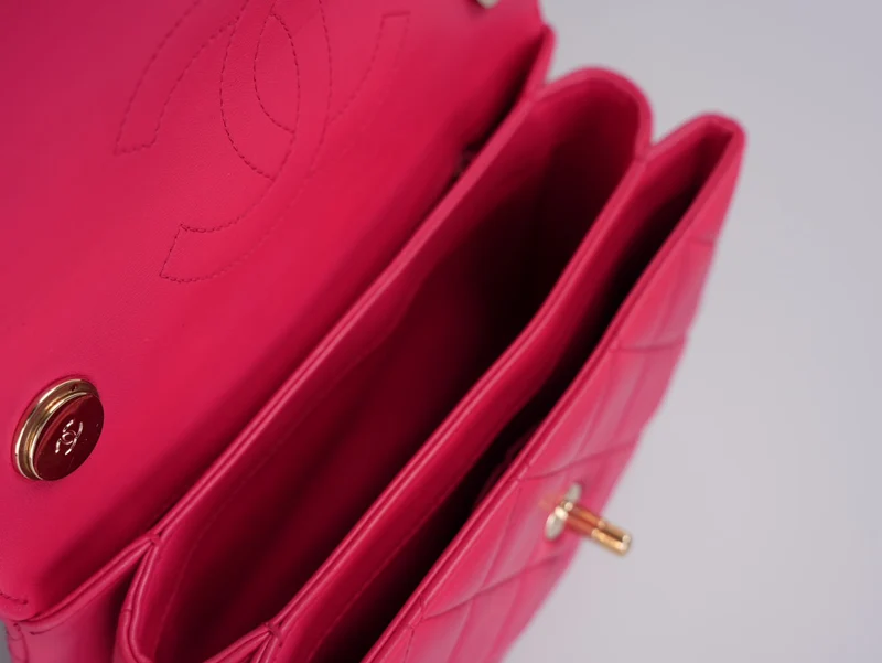 Chanel – Kleine, trendige CC-Tasche aus pinkfarbenem Lammleder mit goldenen Beschlägen