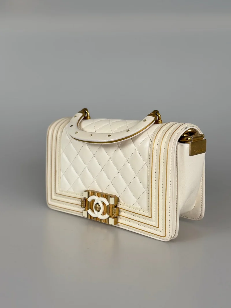 Chanel – Boy Bag aus weißem Lammleder mit goldener Hardware