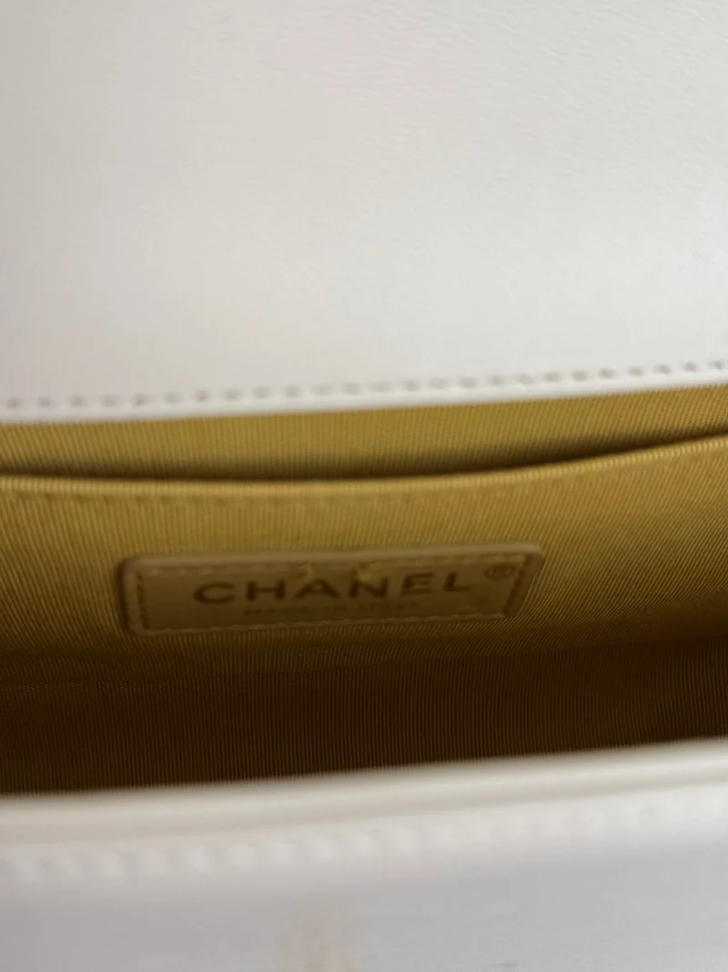 Chanel – Boy Bag aus weißem Lammleder mit goldener Hardware