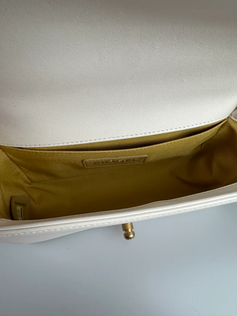 Chanel – Boy Bag aus weißem Lammleder mit goldener Hardware