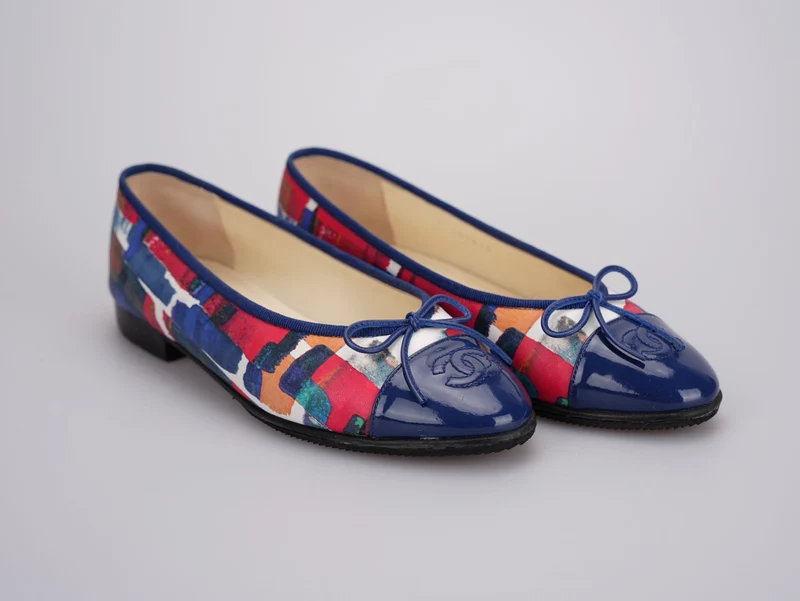 Chanel Mehrfarbige abstrakte Lack-Ballerinas mit CC-Cap-Toe, Größe 37