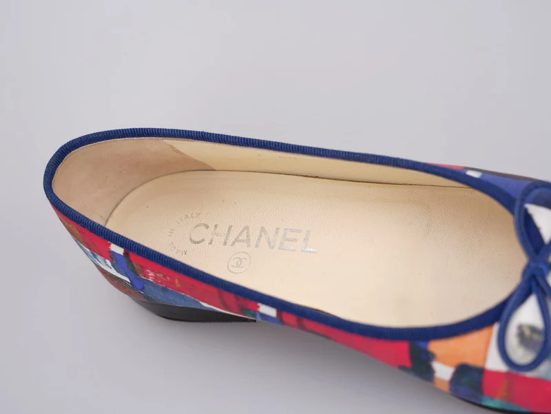 Chanel Mehrfarbige abstrakte Lack-Ballerinas mit CC-Cap-Toe, Größe 37