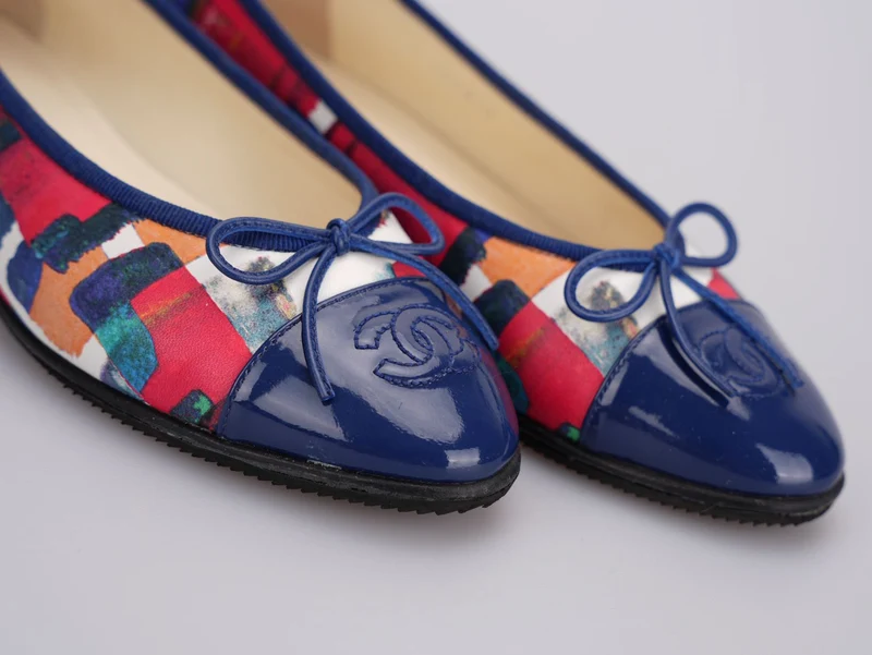 Chanel Mehrfarbige abstrakte Lack-Ballerinas mit CC-Cap-Toe, Größe 37