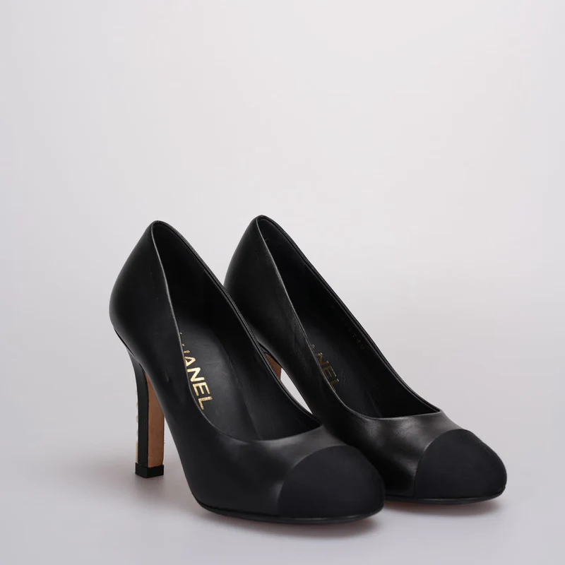 Chanel – Pumps mit Kappe aus Lammleder mit Ripsband und perlenverziertem Absatz in Schwarz