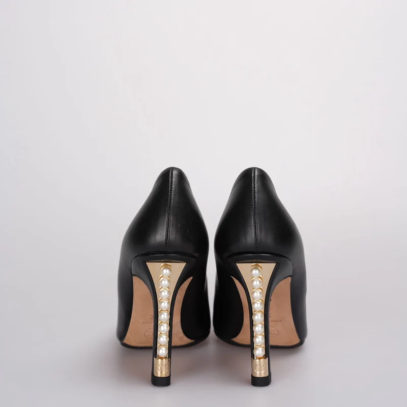 Chanel – Pumps mit Kappe aus Lammleder mit Ripsband und perlenverziertem Absatz in Schwarz