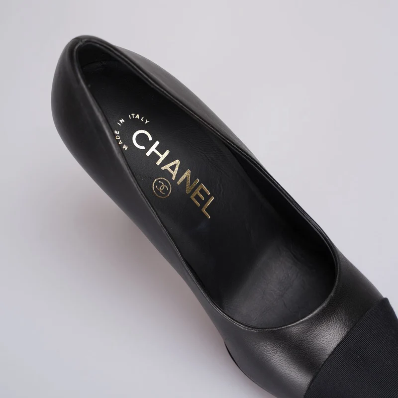 Chanel – Pumps mit Kappe aus Lammleder mit Ripsband und perlenverziertem Absatz in Schwarz
