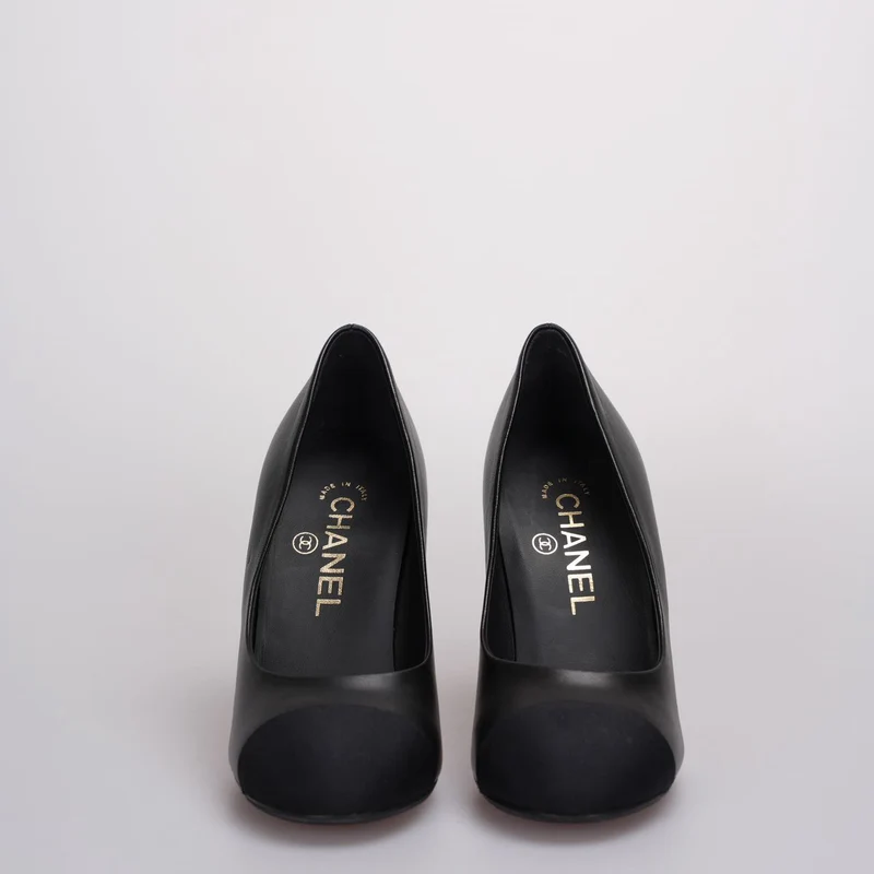 Chanel – Pumps mit Kappe aus Lammleder mit Ripsband und perlenverziertem Absatz in Schwarz