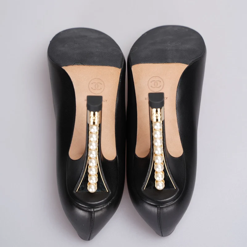 Chanel – Pumps mit Kappe aus Lammleder mit Ripsband und perlenverziertem Absatz in Schwarz