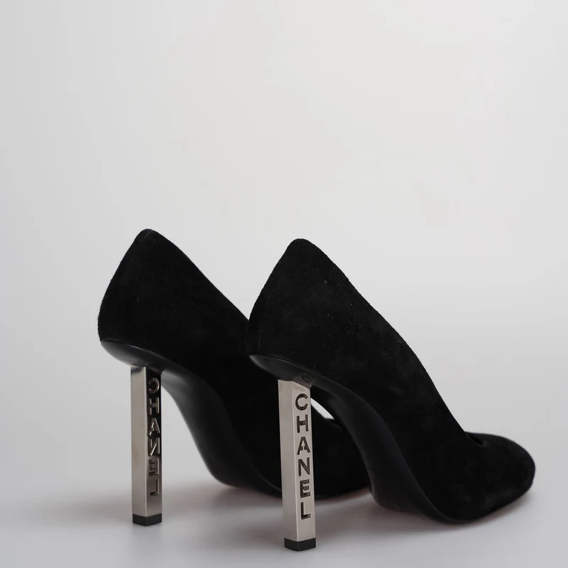 Schwarze Chanel-Stilettos aus Wildleder mit eingraviertem Chanel-Logo auf dem Absatz 36.5C