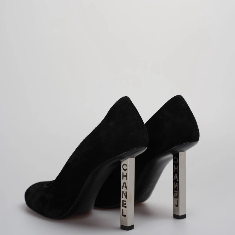 Schwarze Chanel-Stilettos aus Wildleder mit eingraviertem Chanel-Logo auf dem Absatz 36.5C
