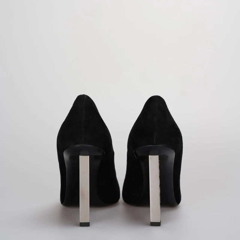 Schwarze Chanel-Stilettos aus Wildleder mit eingraviertem Chanel-Logo auf dem Absatz 36.5C