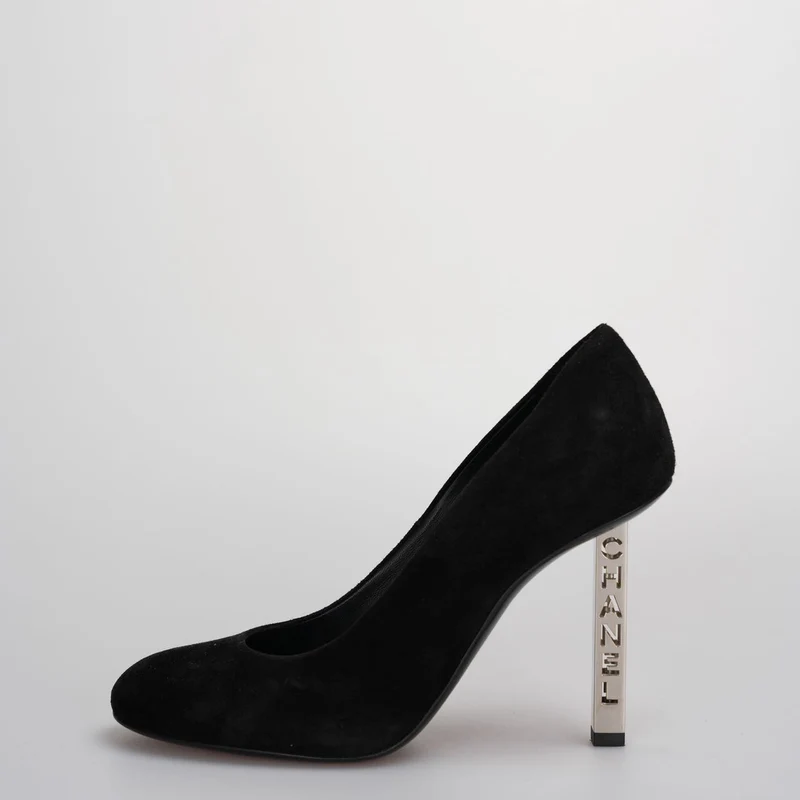 Schwarze Chanel-Stilettos aus Wildleder mit eingraviertem Chanel-Logo auf dem Absatz 36.5C