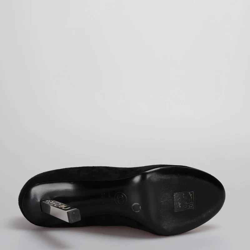 Schwarze Chanel-Stilettos aus Wildleder mit eingraviertem Chanel-Logo auf dem Absatz 36.5C