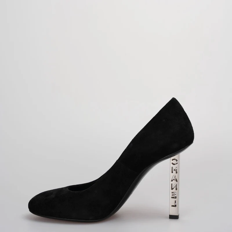 Schwarze Chanel-Stilettos aus Wildleder mit eingraviertem Chanel-Logo auf dem Absatz 36.5C