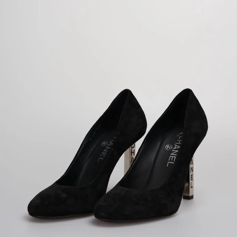 Schwarze Chanel-Stilettos aus Wildleder mit eingraviertem Chanel-Logo auf dem Absatz 36.5C