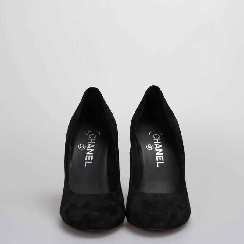 Schwarze Chanel-Stilettos aus Wildleder mit eingraviertem Chanel-Logo auf dem Absatz 36.5C
