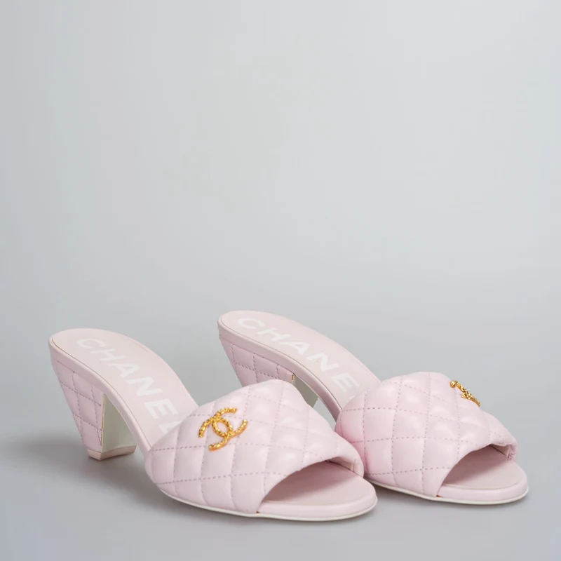 Chanel – Sandale mit CC-Logo aus Lammleder in Hellrosa, 37.5C