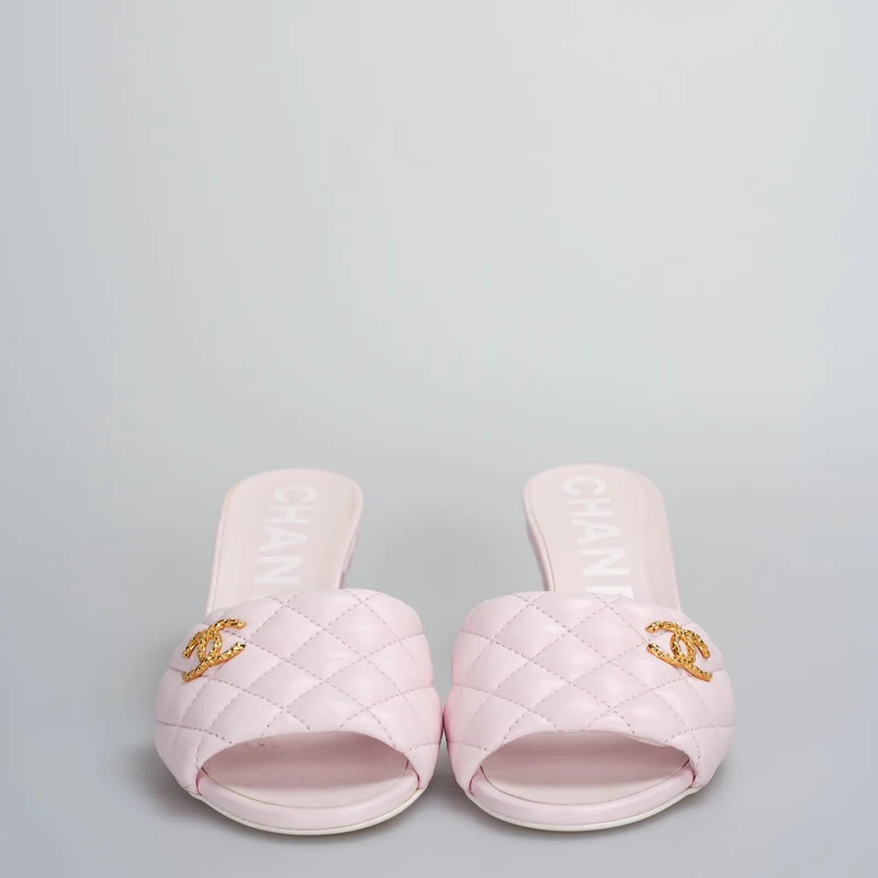 Chanel – Sandale mit CC-Logo aus Lammleder in Hellrosa, 37.5C
