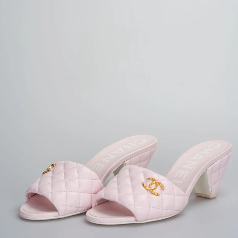 Chanel – Sandale mit CC-Logo aus Lammleder in Hellrosa, 37.5C