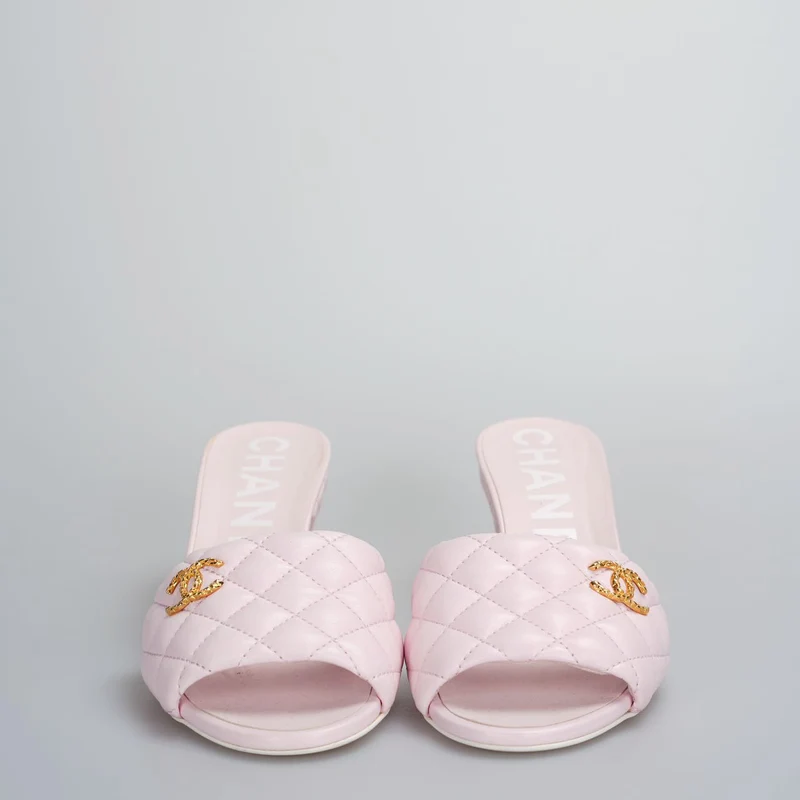 Chanel – Sandale mit CC-Logo aus Lammleder in Hellrosa, 37.5C