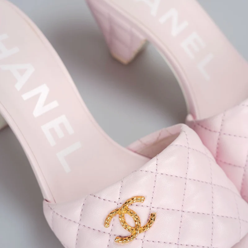 Chanel – Sandale mit CC-Logo aus Lammleder in Hellrosa, 37.5C