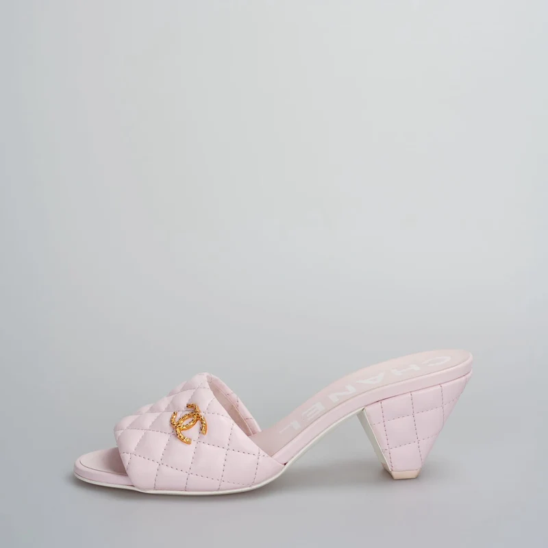Chanel – Sandale mit CC-Logo aus Lammleder in Hellrosa, 37.5C