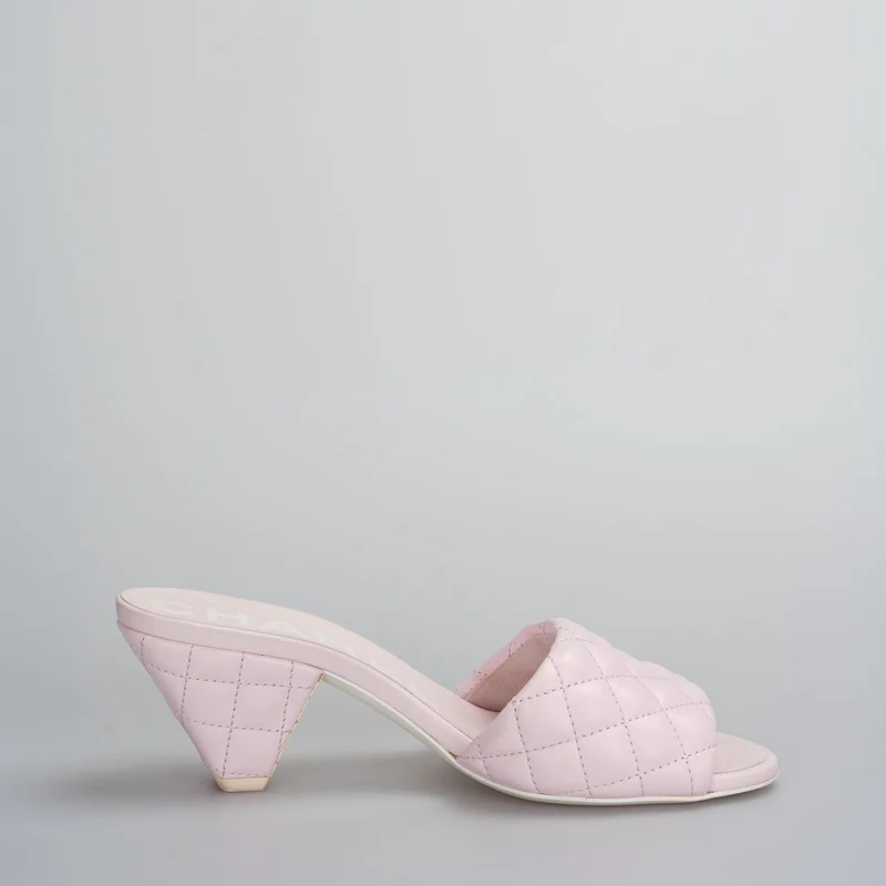 Chanel – Sandale mit CC-Logo aus Lammleder in Hellrosa, 37.5C