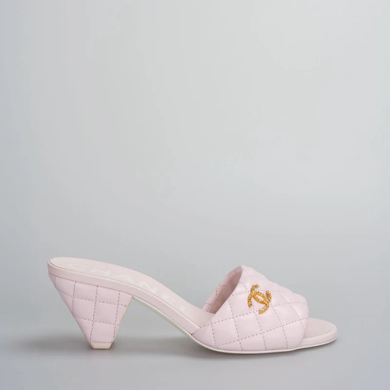 Chanel – Sandale mit CC-Logo aus Lammleder in Hellrosa, 37.5C