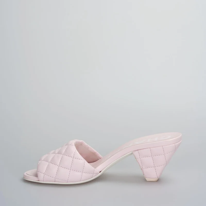 Chanel – Sandale mit CC-Logo aus Lammleder in Hellrosa, 37.5C