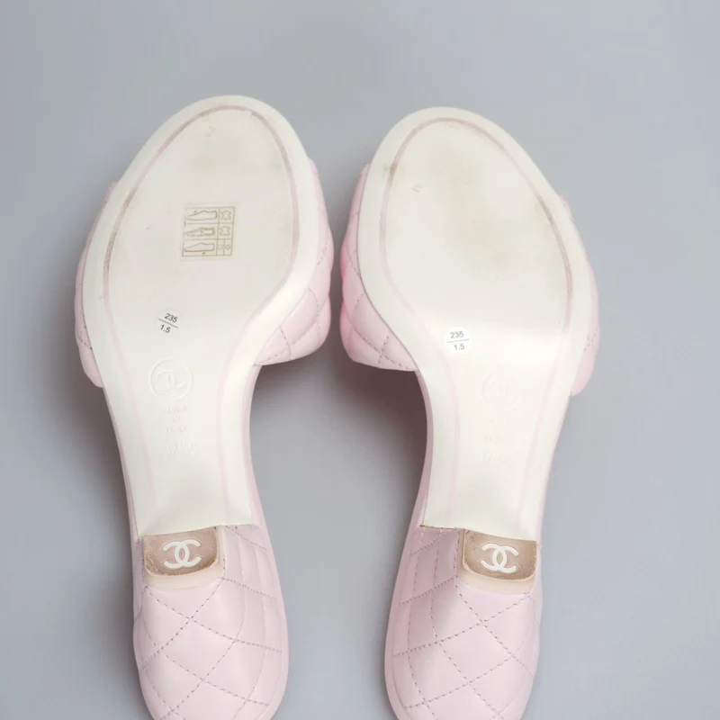 Chanel – Sandale mit CC-Logo aus Lammleder in Hellrosa, 37.5C
