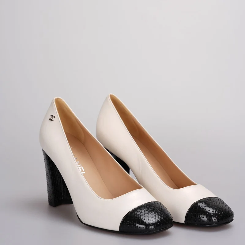 Chanel klassische zweifarbige Pumps aus Leder in Beige Schwarz 38C