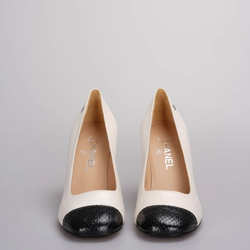 Chanel klassische zweifarbige Pumps aus Leder in Beige Schwarz 38C