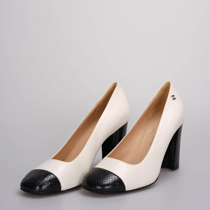 Chanel klassische zweifarbige Pumps aus Leder in Beige Schwarz 38C