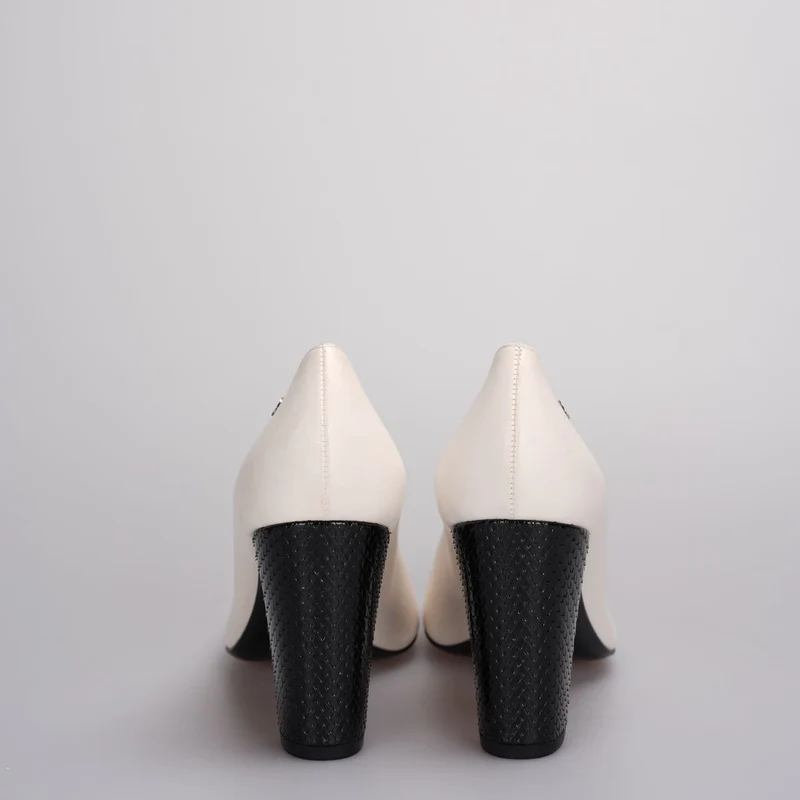 Chanel klassische zweifarbige Pumps aus Leder in Beige Schwarz 38C