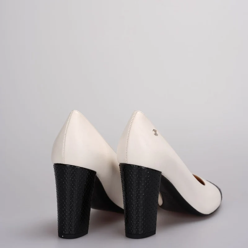 Chanel klassische zweifarbige Pumps aus Leder in Beige Schwarz 38C