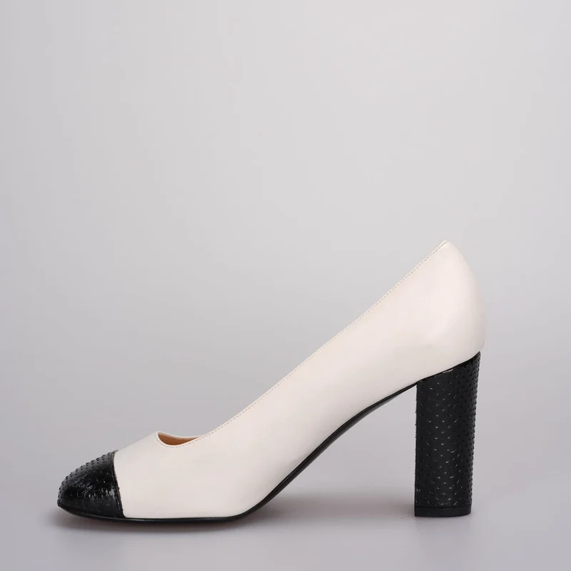 Chanel klassische zweifarbige Pumps aus Leder in Beige Schwarz 38C