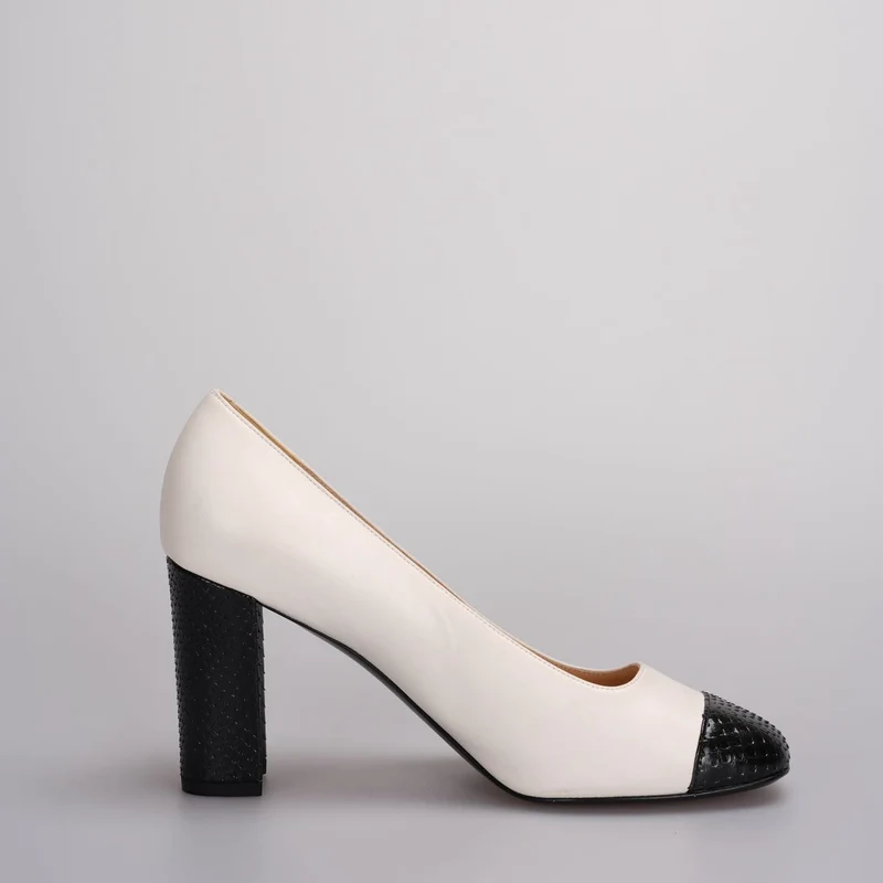 Chanel klassische zweifarbige Pumps aus Leder in Beige Schwarz 38C
